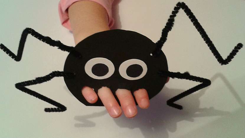 Pavouček: vystřihněte čtyři dírky na prsty