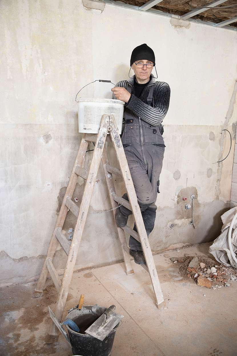 Truhlář Karel pomáhá své dceři s rekonstrukcí domku