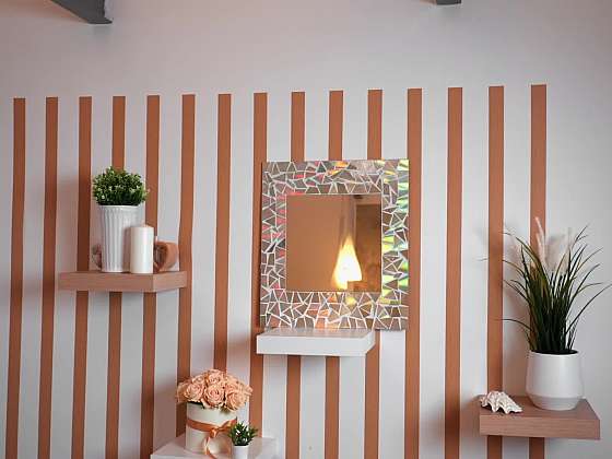 Zrcadlo s rámem ze starých DVD