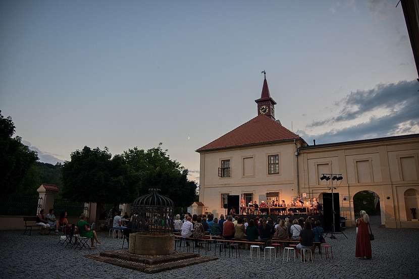 Představení Středočeského kulturního léta na zámku Nižbor
