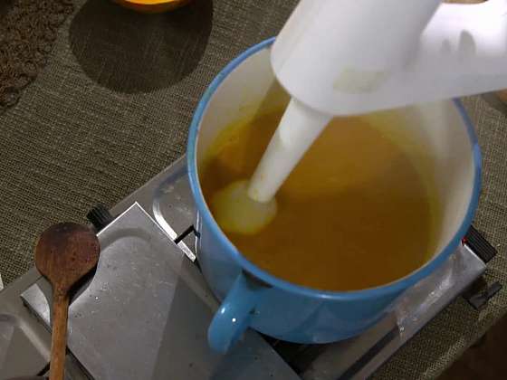 Rozmixování polévky ponorným mixerem.