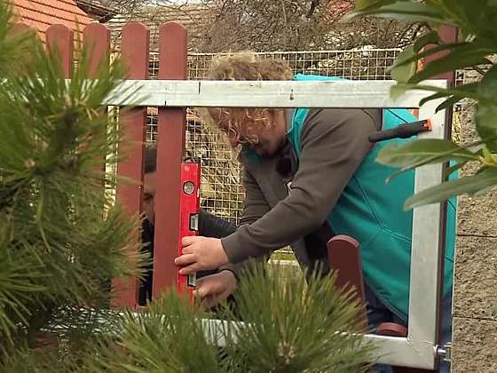 Jak postavit plot z planěk z recyklovaného plastu