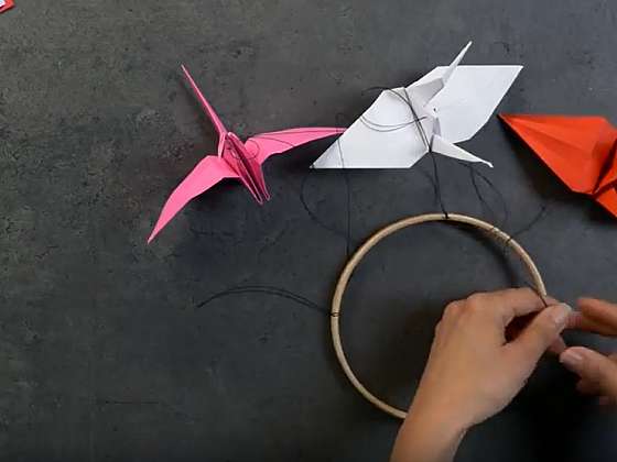 Obruč se zavěšenými origami jeřáby