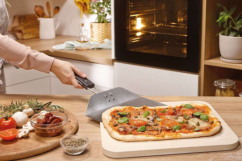 Při teplotě 300 °C si doma připravíte skutečně chutnou a křupavou pizzu