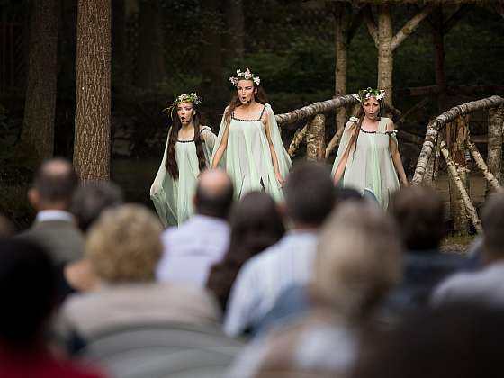 Festival, opera, ale i letní kino a divadlo. Letní měsíce ve středních Čechách si užijete