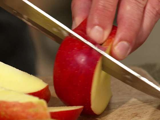 Nakrájení jablka.