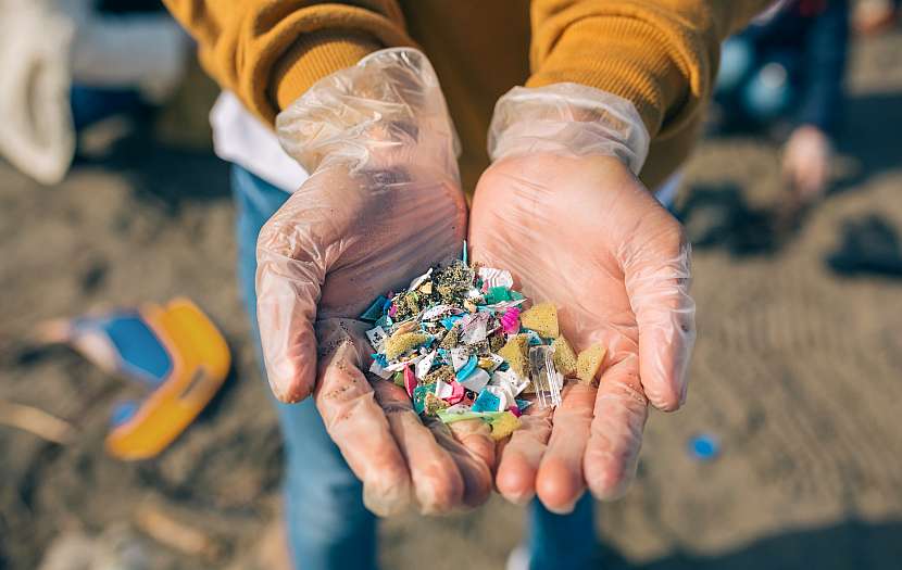Výrobci plastů a plastových výrobků se snaží předejít úniku mikroplastů spojenému s výrobou materiálu