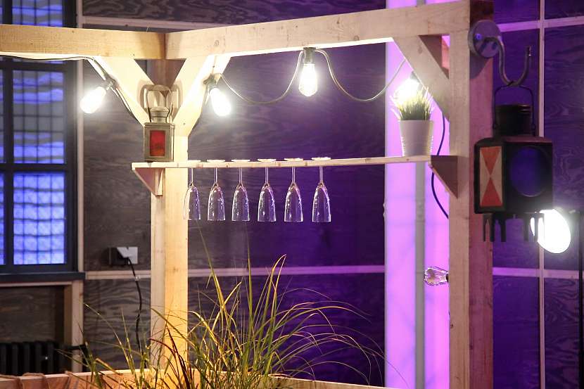 Nezapomeňte na detaily, hodit se bude polička s výřezy na zavěšení skleniček