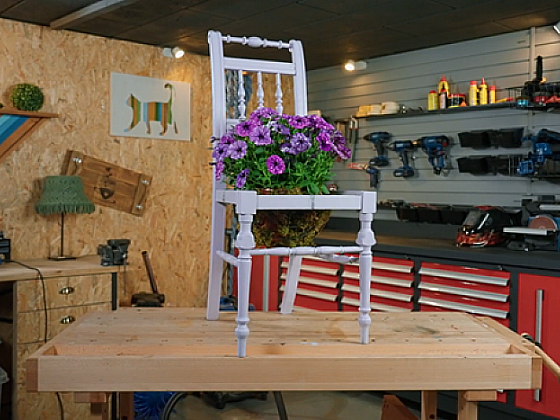 Stará židle jako květináč 