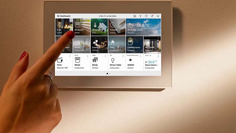 Ovládejte, sledujte a spravujte celou svou instalaci na jednom zařízení