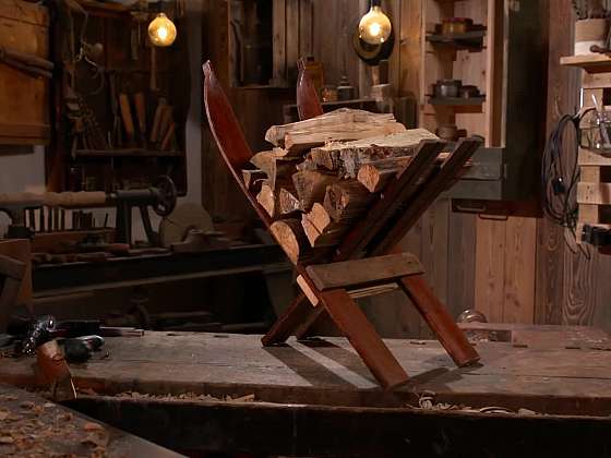 Vyrobte si praktický stojan na dřevo ze starých lyží