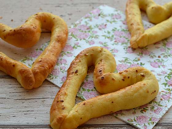 Slané valentýnské pečení: Chilli preclíky a kringel s cuketou