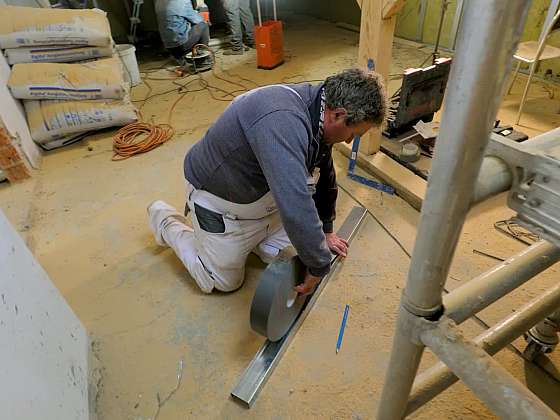 Na stavbě pokračují práce na konstrukcích sádrokartonu v koupelně v podkroví