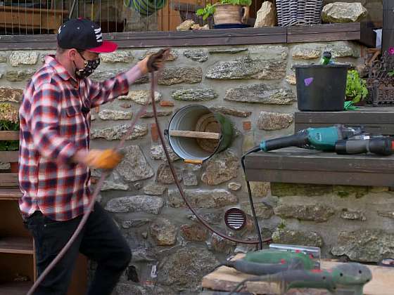 Jak vyrobit praktický držák na zahradní hadici