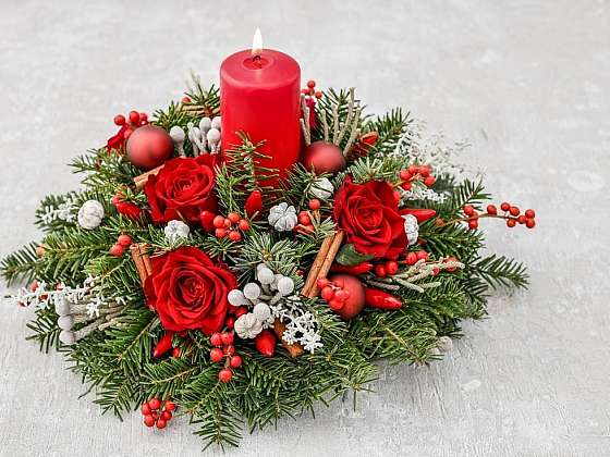 Kouzelné květinové aranžmá ve vánoční červené barvě na váš štědrovečerní stůl. Návod krok za krokem