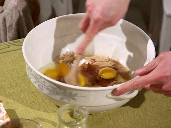 Míchání vajec a cukru