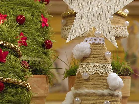 Jak vyrobit dekorativní vánoční stromeček z mechu a provázků