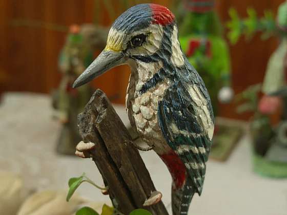Vyřezávaný dřevěný ptáček.