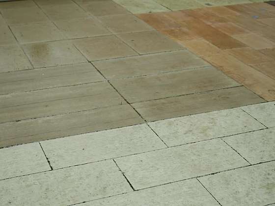 Tak se staví dnes: Dlažba,  moderní barvy a vsakovací dlažby