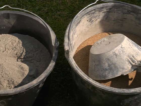 Písek a cement na tvorbu betonu