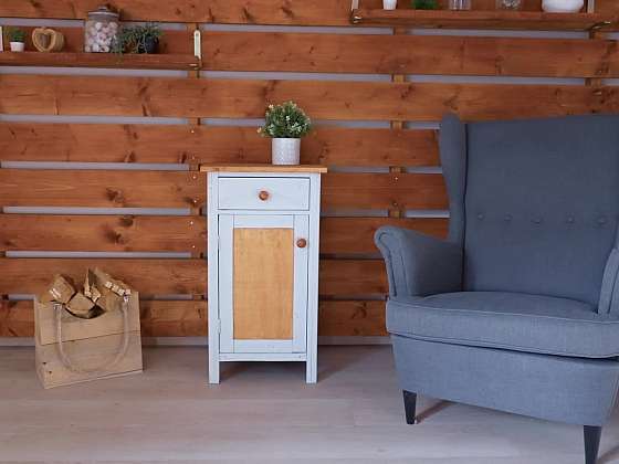 Renovace starého nočního stolku