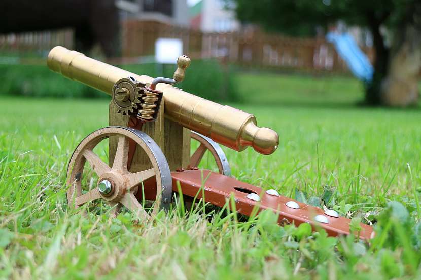 Muzeum rekordů vítá prázdniny výstřelem z nejmenšího funkčního děla (Zdroj: Agentura Dobrý den Pelhřimov)