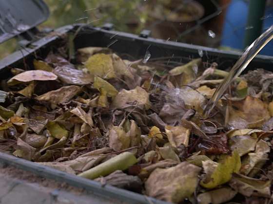 Zalévání listí v kompostéru.