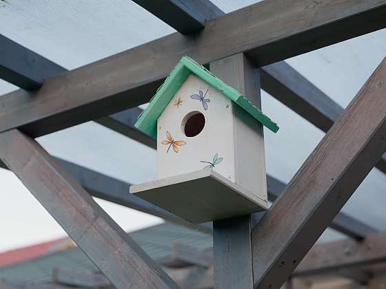 Ptačí budka se stříškou ze zmrzlinových klacíků