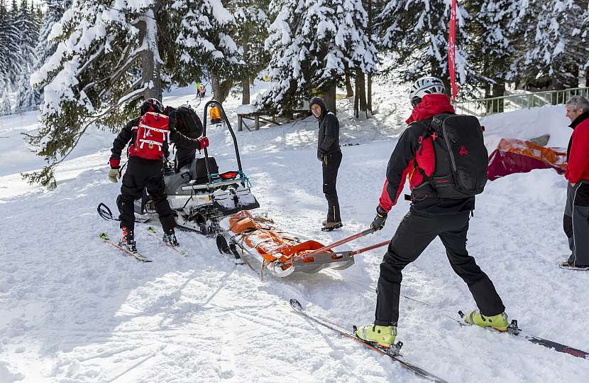 zraněný lyžař a horská služba
