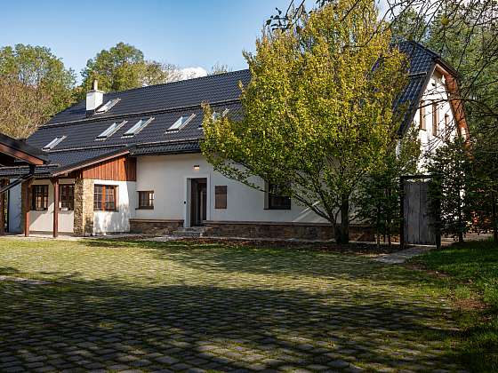 Historický dům, který láká k odpočinku u krbu i v lesní sauně