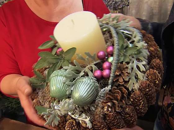 Otevřít: Vánoční svícen v přírodních barvách s nádechem zelené a růžové