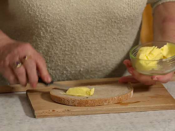 Mazání másla na chléb.