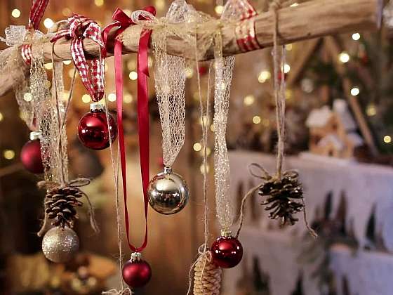 Vánoční dekorativní větev k zavěšení nad stůl