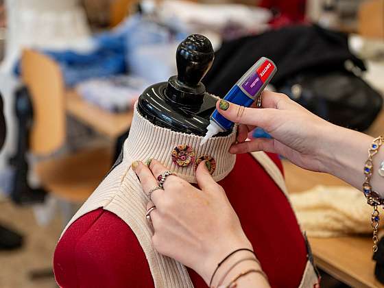 Otevřít článek/video: Jak vytvořit originální outfit ze second-hand textilu: Loctite představil mladé návrháře