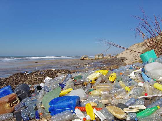 Otevřít článek/video: Na světovou scénu vstupuje nový udržitelný materiál vyrobený z plastových odpadků z oceánu