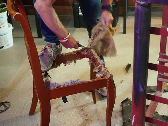 Odstrojení dřevěných židlí