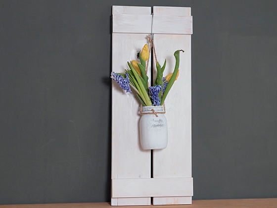 Obraz se zavařovací sklenicí a květinami