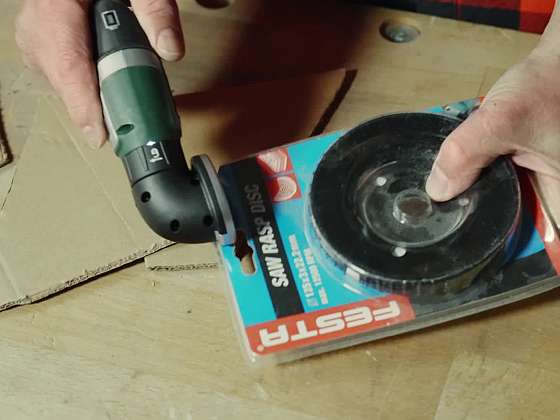 Jak stříhat karton a plast