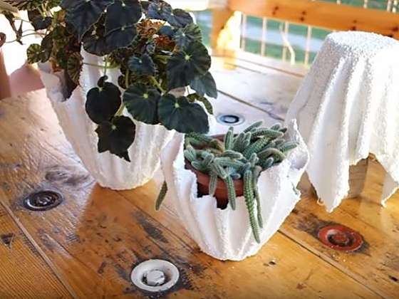 VIDEONÁVOD: Originální květináč ze starého ručníku a betonu
