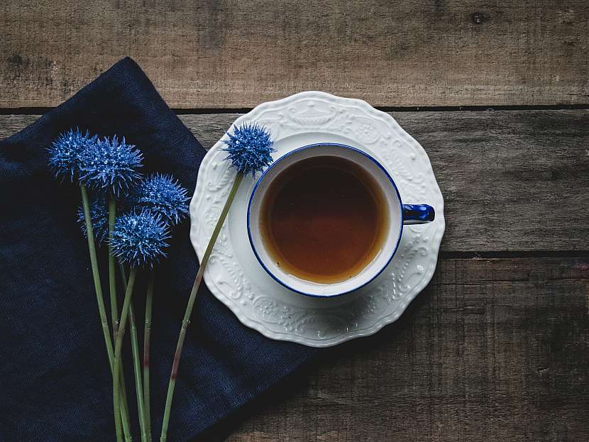 Čaj s modrými květinami