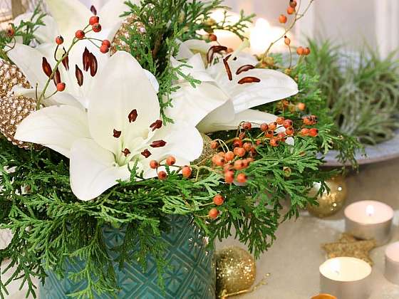 Jak udělat vánoční aranžmá z bílých lilií na sváteční stůl