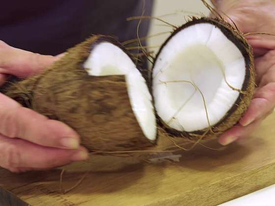 Rozlomení kokosové skořápky.