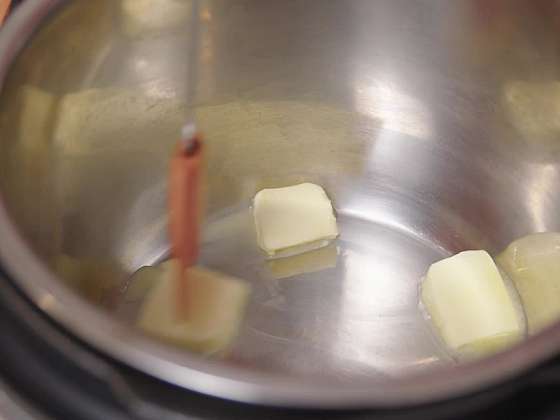Rozpuštění másla v hrnci.