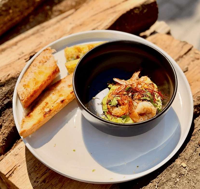 Jídelní nabídka stojí především na brunchi inspirovaném moderní městskou gastronomií a na pokrmech připravovaných na grilu
