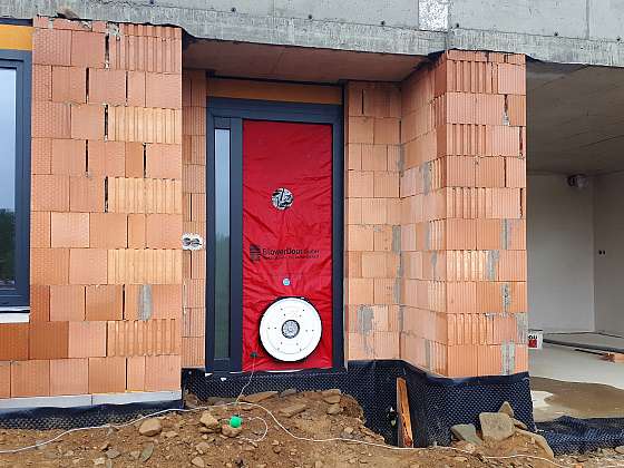 HELUZ provede Blower door test a vystaví protokol o měření průvzdušnosti pro získání dotace