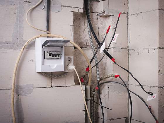otevřít: Schovejte elektrické kabely pod sádrokarton snadno a profesionálně