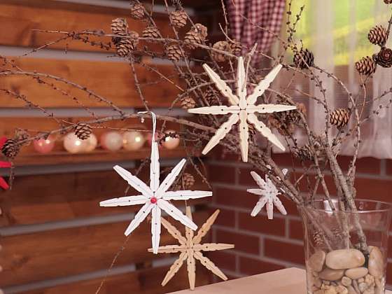 Jak si vyrobit originální vánoční dekoraci z kolíčků