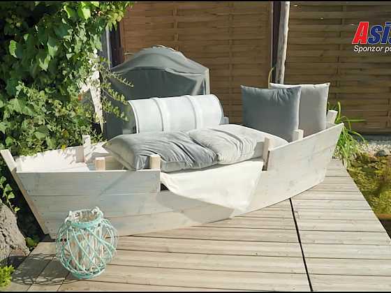 otevřít: Malebný kout s jezírkem podtrhne stylové zahradní sofa ve tvaru loďky
