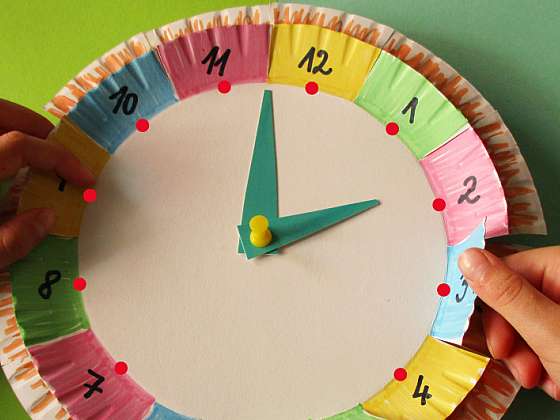 Otevřít: Kolik je hodin? Popostrčte děti do učení a udělejte si společně papírové hodiny