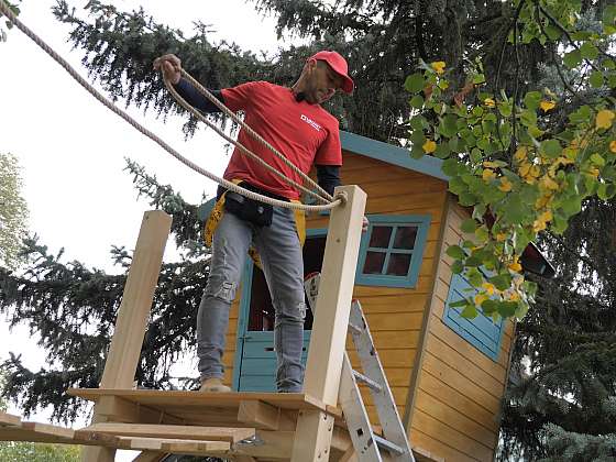 Postavte si ve stromě dětský domek s praktickou lávkou